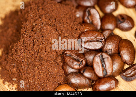 Macinatura grossolana caffè appena macinato con un mix di arabica e robusta i chicchi di caffè Foto Stock