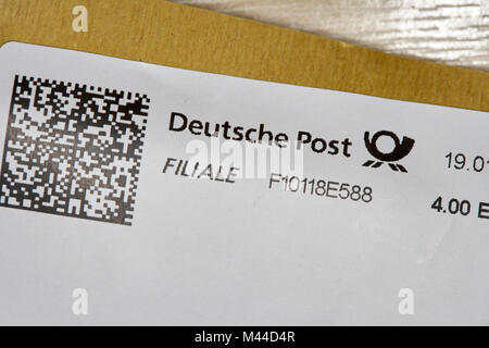 Deutsche Post timbro stampato comprendente il codice QR su un pacchetto inviato in Germania Foto Stock