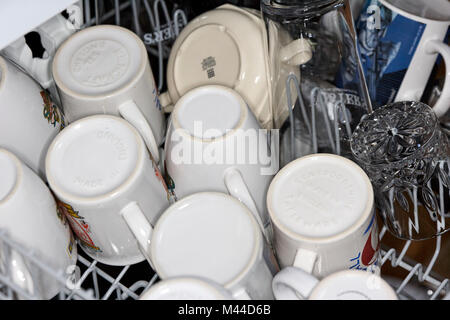 Appena lavato ed essiccato tazze e bicchieri in una lavastoviglie Foto Stock