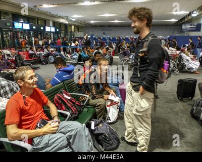 Aeroporto Internazionale di Dubai, Emirati Arabi Uniti, 4 settembre 2015: i passeggeri in attesa del volo, in attesa di aerei in aeroporto di Dubai Foto Stock