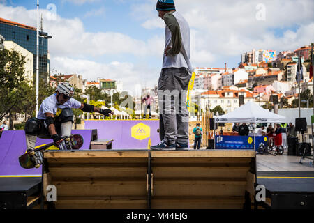 Un pattinatore in Martim Moniz square a Lisbona, Portogallo. Foto Stock