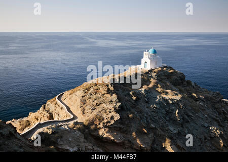 Piccolo Greco bianco cappella ortodossa di Eftamartires sulla capezzagna, Kastro, SIFNOS, CICLADI, il Mare Egeo e le isole greche, Grecia, Europa Foto Stock