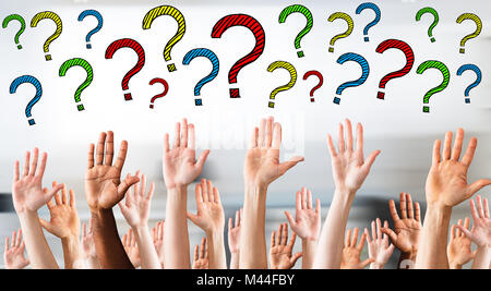 Digital composito immagine multicolore di interrogativi sopra la gente di affari le mani Foto Stock