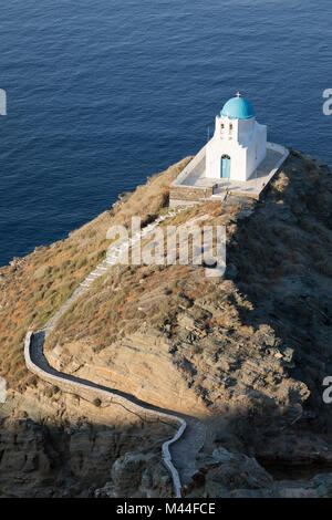 Piccolo Greco bianco cappella ortodossa di Eftamartires sulla capezzagna, Kastro, SIFNOS, CICLADI, il Mare Egeo e le isole greche, Grecia, Europa Foto Stock