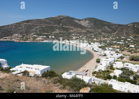 Vista sul resort di Platis Gialos, SIFNOS, CICLADI, il Mare Egeo e le isole greche, Grecia, Europa Foto Stock