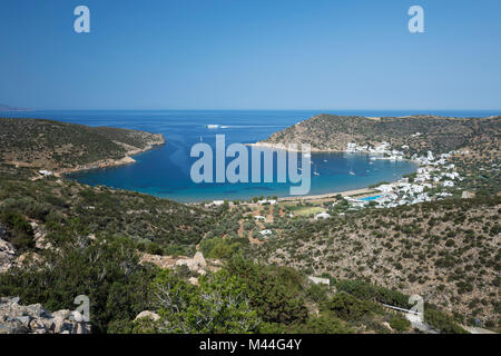 Vista sulla spiaggia di Vathi, Vathi, SIFNOS, CICLADI, il Mare Egeo e le isole greche, Grecia, Europa Foto Stock