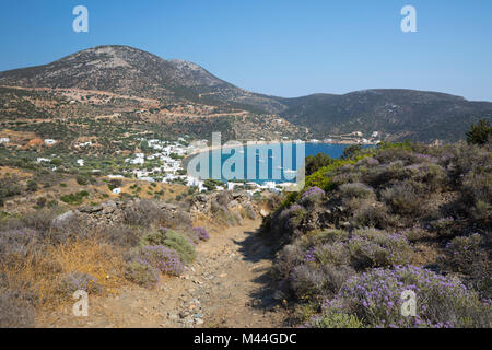 Vista sulla spiaggia di Vathi, Vathi, SIFNOS, CICLADI, il Mare Egeo e le isole greche, Grecia, Europa Foto Stock