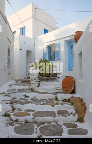 Strada stretta con le sue case dipinte di bianco nella città di Apollonia, SIFNOS, CICLADI, il Mare Egeo e le isole greche, Grecia, Europa Foto Stock