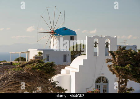 Bianco tradizionale set di mulino a vento imbiancati e cappella Greca, Artemonas, SIFNOS, CICLADI, il Mare Egeo e le isole greche, Grecia, Europa Foto Stock