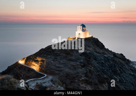 Piccolo Greco bianco cappella ortodossa di Eftamartires sulla capezzagna, Kastro, SIFNOS, CICLADI, il Mare Egeo e le isole greche, Grecia, Europa Foto Stock