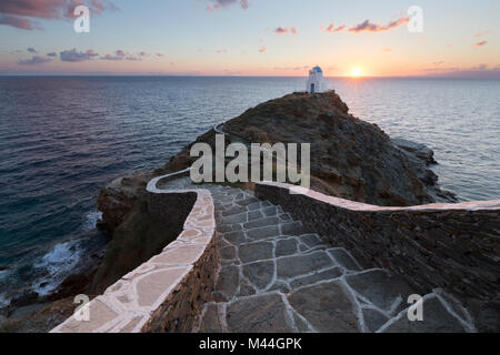 Piccolo Greco bianco cappella ortodossa di Eftamartires sulla capezzagna, Kastro, SIFNOS, CICLADI, il Mare Egeo e le isole greche, Grecia, Europa Foto Stock