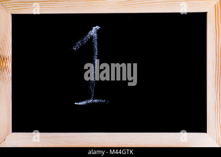 Lavagna con il numero 1 scritto su di esso Foto Stock