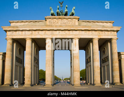 La Porta di Brandeburgo a Berlino nel primo mattino Foto Stock