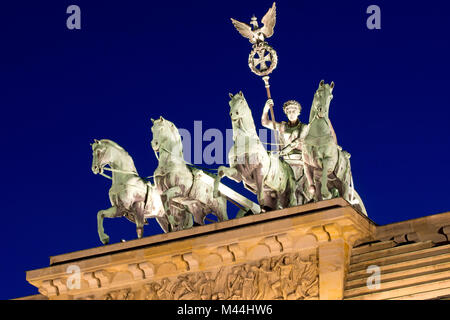 La Quadriga sulla sommità del Brandenburger Tor Foto Stock