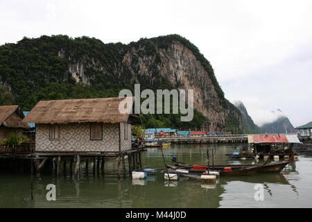 Casa del pescatore e barca. Ao Phang nga National Park. Koh Panyee. Un musulmano zingari del mare villaggio di pescatori. Foto Stock