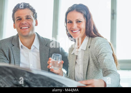 Ritratto di sorridere i giovani designer di moda in ufficio Foto Stock
