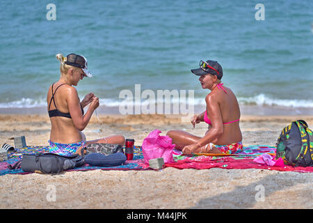 Spiaggia femminile. Amici femminili maturi in bikini alla spiaggia. Pattaya Thailandia Sud-Est asiatico Foto Stock