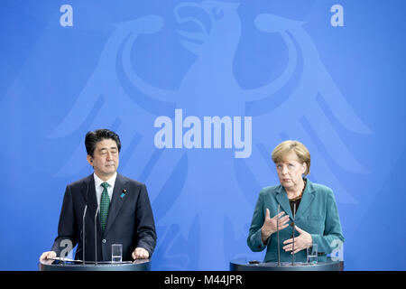 Abe e Merkel alla conferenza stampa tenutasi a Berlino. Foto Stock