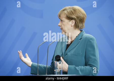 Abe e Merkel alla conferenza stampa tenutasi a Berlino. Foto Stock