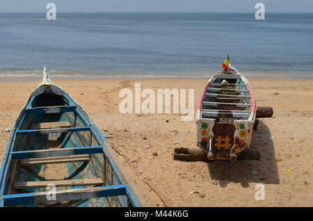 In legno artigianali di barche da pesca (piroghe) nella Petite costa del Senegal, Africa occidentale Foto Stock