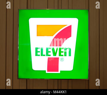 Hong Kong - Febbraio 11, 2018: 7-Eleven shop in Hong Kong. 7-Eleven o 7-11 è una catena internazionale di supermercati ed opera principalmente usi Foto Stock