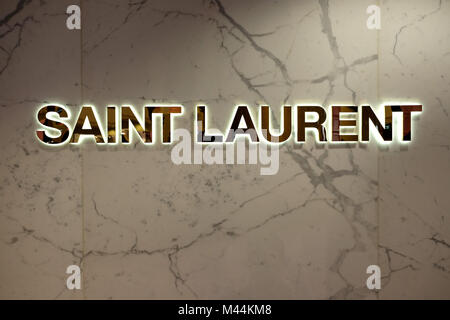 HONG KONG - 4 febbraio 2018: Saint Laurent shop in Hong Kong. Saint Laurent è un hotel di lusso a casa di moda fondata da Yves Saint Laurent a 1962 a Parigi, Foto Stock