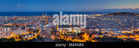 Panorama di Barcellona all'alba Foto Stock