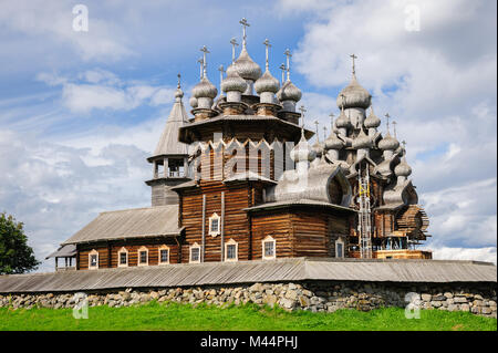 Chiesa di legno a Kizhi in ricostruzione Foto Stock