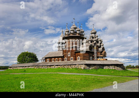 Chiesa di legno a Kizhi in ricostruzione Foto Stock