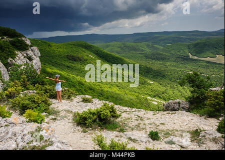 Giovane donna contro la tempesta Foto Stock