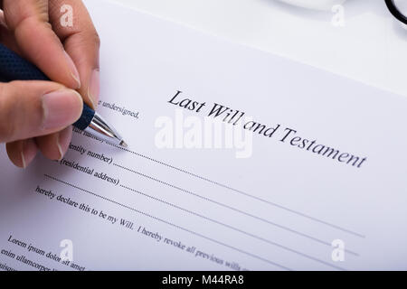 Close-up di mano di una persona il riempimento di Testamento, forma Foto Stock