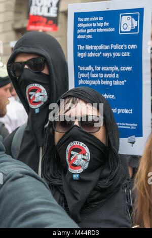 Libera 'Copertina' maschere viso erano essendo dato per la banca marchat per lo start della finale nazionale di austerità ora marzo organizzata dall'Assemblea popolare a Londra. Foto Stock