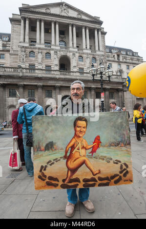 Artista politico Kaya Mar conserva un dipinto di George Osborne di fronte alla banca o Rngland per lo start della finale nazionale di austerità ora marzo organizzata dall'Assemblea popolare a Londra. Foto Stock