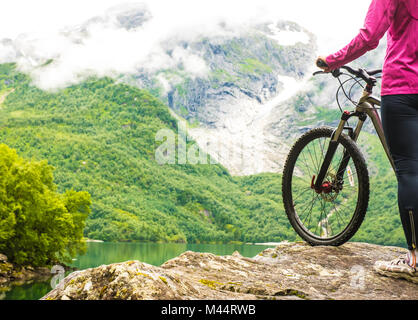 Percorsi in bicicletta in Norvegia contro il pittoresco paesaggio Foto Stock