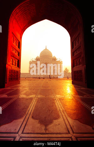 Vista del Taj Mahal dalla Moschea, Agra, Uttar Pradesh, India Foto Stock
