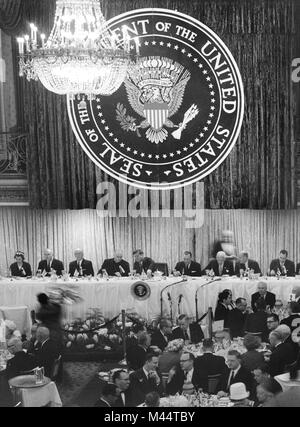 Il presidente John F. Kennedy a una cena di celebrare la dedicazione di Chicago O'Hare Airport, 1963. Foto Stock