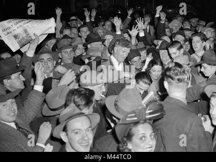 Street la folla in Chicago precipita ad acquistare un giornale per le news della II Guerra Mondiale, ca. 1944. Foto Stock