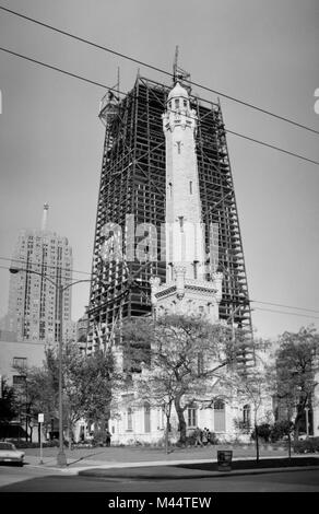 Il John Hancock Center sorge dietro la torre dell'acqua lungo il Michigan Avenue a Chicago, ca. 1967. Foto Stock