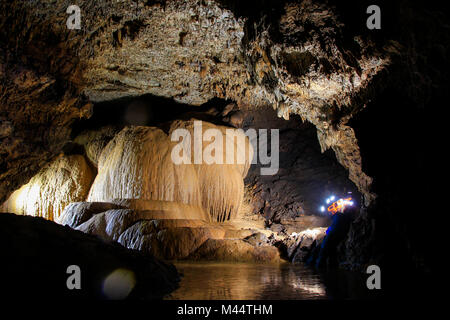 Ornamento di bellezza Gilap Cave nel carsico Gunungsewu, Yogyakarta, Indonesia. Il Carso è un'area di conservazione dell'acqua sotto la quale scorrono molti fiumi sotterranei. Foto Stock