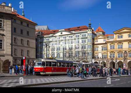 Il vecchio tram a Praga Foto Stock