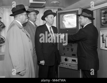 Presto le telecamere del traffico su strada sopra Edens Expressway in Chicago, ca. 1960. Foto Stock