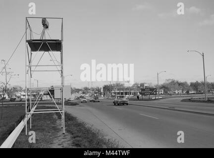 Presto le telecamere del traffico su strada sopra Edens Expressway in Chicago, ca. 1960. Foto Stock