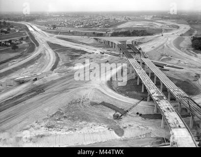 Vista aerea di costruzione cercando NW su NW expressway (Kennedy) e Tri-State Expressway in Chicago, ca. 1960. Foto Stock