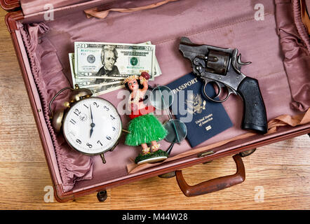Andare a fare un viaggio con la pistola, orologio e il passaporto. Foto Stock