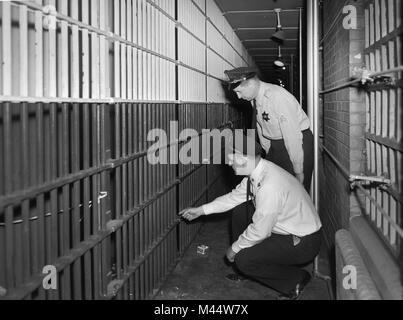 La polizia di Chicago check out la affidabilità di una cella di prigione dopo un jailbreak, ca. 1953. Foto Stock