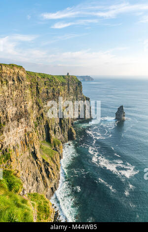 Breanan Mor e O Briens torre. Scogliere di Moher, Liscannor, Co. Chiara, provincia di Munster, Irlanda. Foto Stock