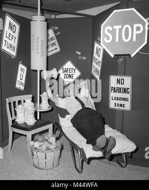 Hotel di Chicago e la camera attrezzate per distruzione subaffitto per gettare le cose intorno dopo una giornata stressante, ca. 1960. Foto Stock