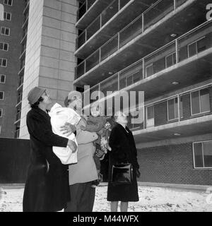 Una famiglia americana africana sondaggi la loro nuova casa nella recentemente costruito Robert Taylor case su Chicago il lato sud nel 1962. Foto Stock