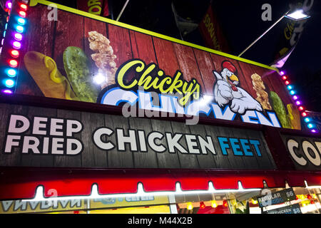 Chicky il profondo fritto di pollo piedi cibo stand presso il Pacific National Exhibition in Vancouver, BC, Canada. PNE stand alimentari a Vancouver. Foto Stock