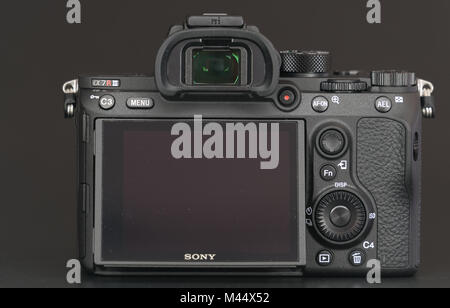 Berlino, Germania - 02 Gennaio 2018: Sony a7R II alfa Mirrorless Fast-messa a fuoco e 4K-scatto fotocamera digitale Foto Stock